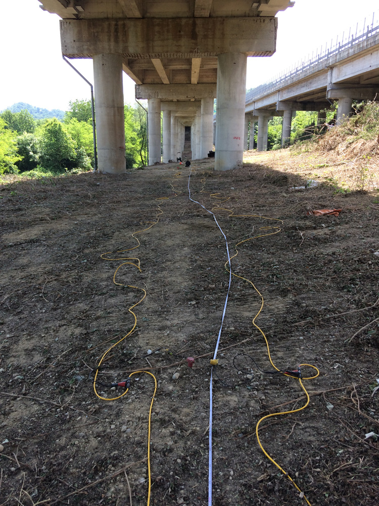 Seismic refraction for stratigraphy controls under a bridge